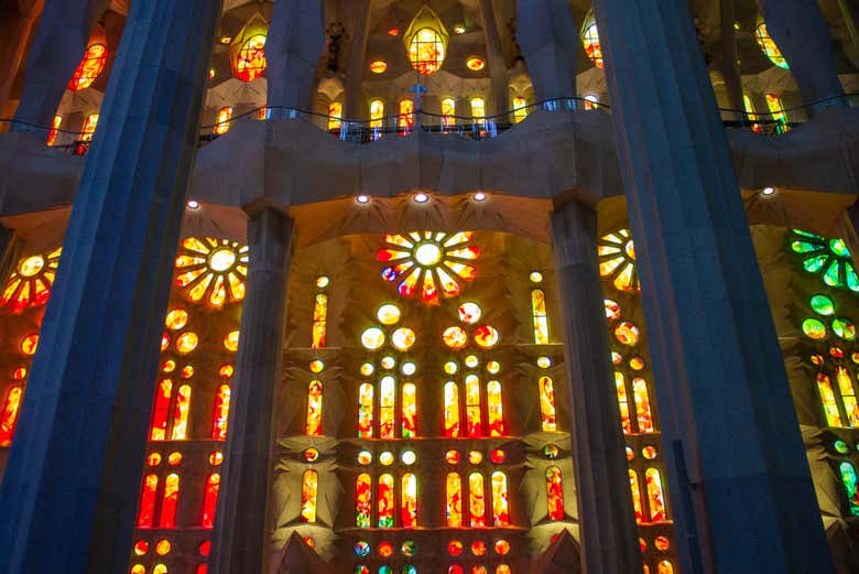 Apreciaremos distintas vidrieras de la Sagrada Familia