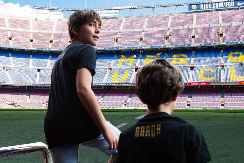 Dos niños visitando el Spotify Camp Nou