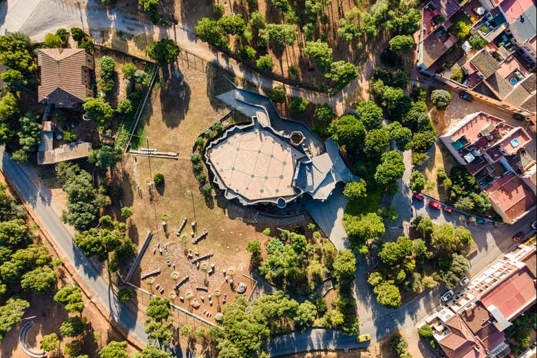 Vista aérea de los jardines de la Cripta de Gaudí