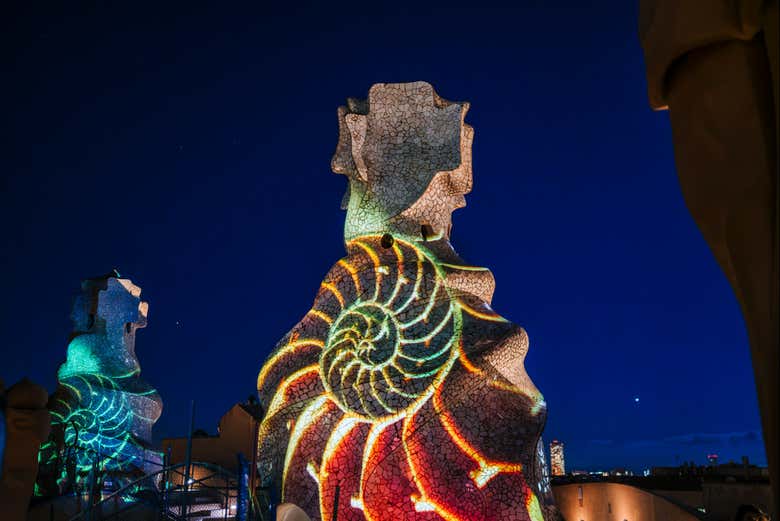 De noche, La Pedrera se ilumina de vivos colores