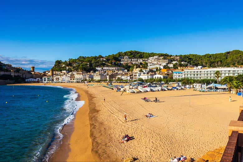 Podréis daros un baño en la playa Grande de Tossa
