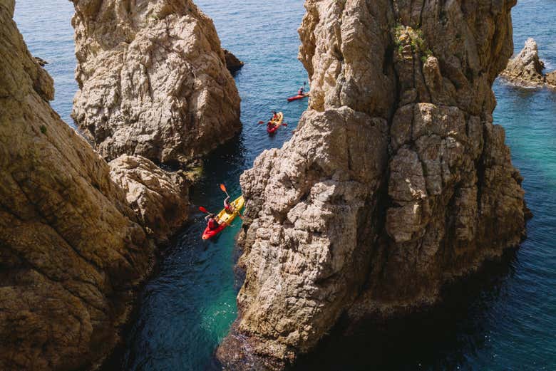 Vistas aéreas de los kayaks entre las rocas de Tossa de Mar