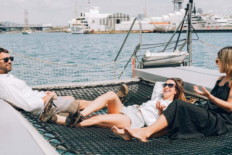 Un groupe d'amis lors d'une excursion en catamaran à Barcelone