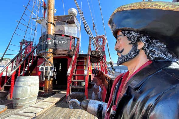 Paseo en barco pirata por las playas de Barcelona