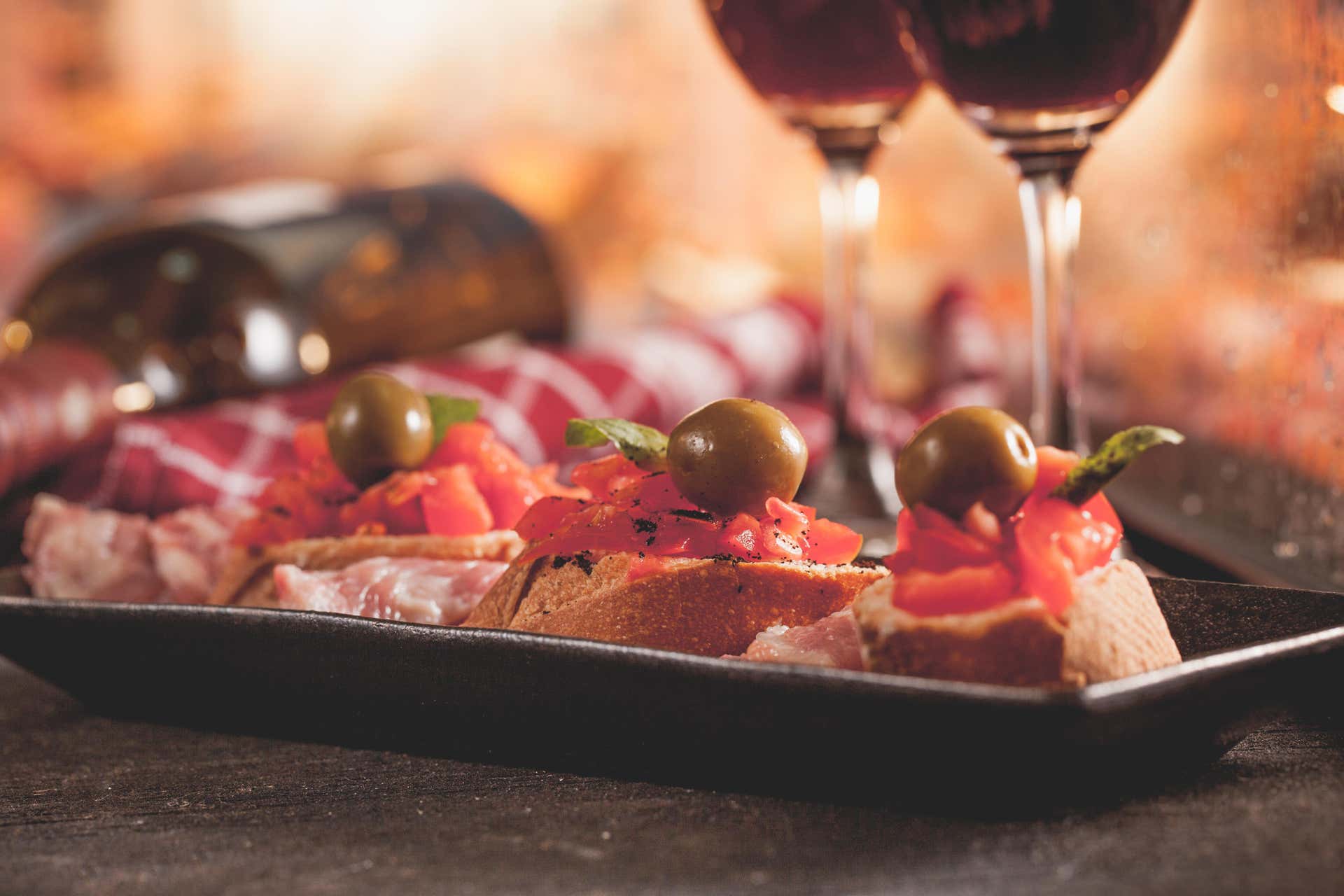 El Born District Walking Tour, Tapas Dinner & Flamenco Show