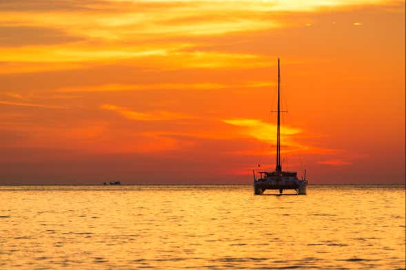 Balade en catamaran au coucher du soleil avec musique en direct