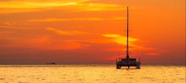 Paseo en catamarán al atardecer con música en directo