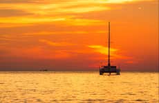 Giro in catamarano con musica live a Barcellona