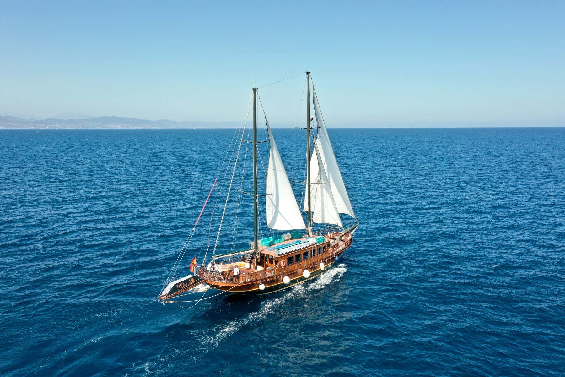 Paseo en catamarán con música