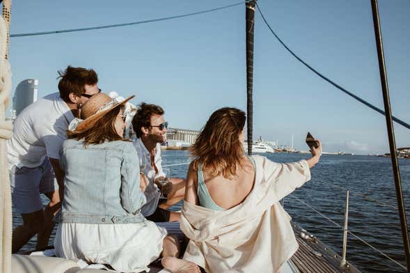 Passeio de catamarã e visita a uma adega