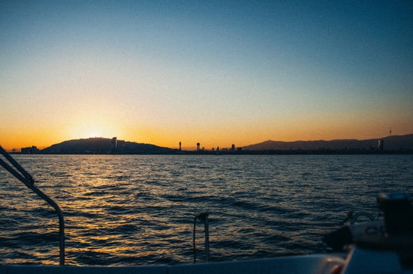 Giro in barca a vela al tramonto