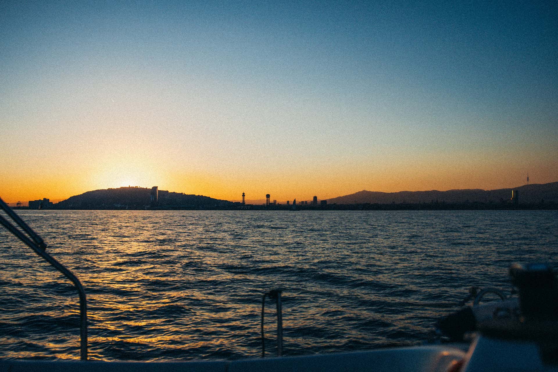 Paseo en velero al atardecer