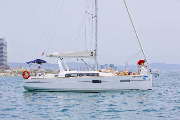 Giro in barca a vela a Barcellona per piccoli gruppi