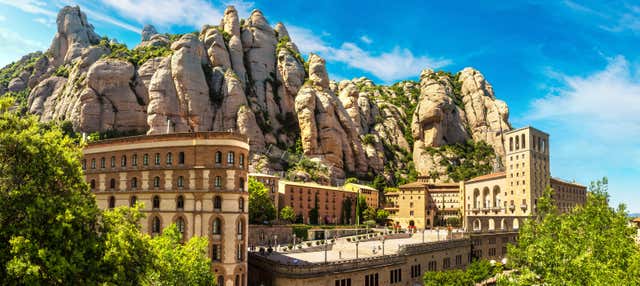 Excursión a Montserrat + Visita a una bodega de cava del Penedés en grupo reducido