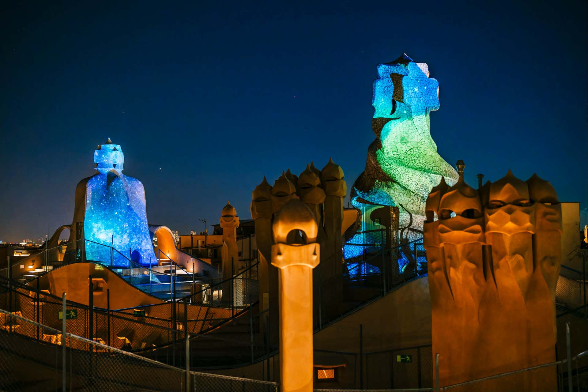 Visita nocturna y espectáculo en La Pedrera