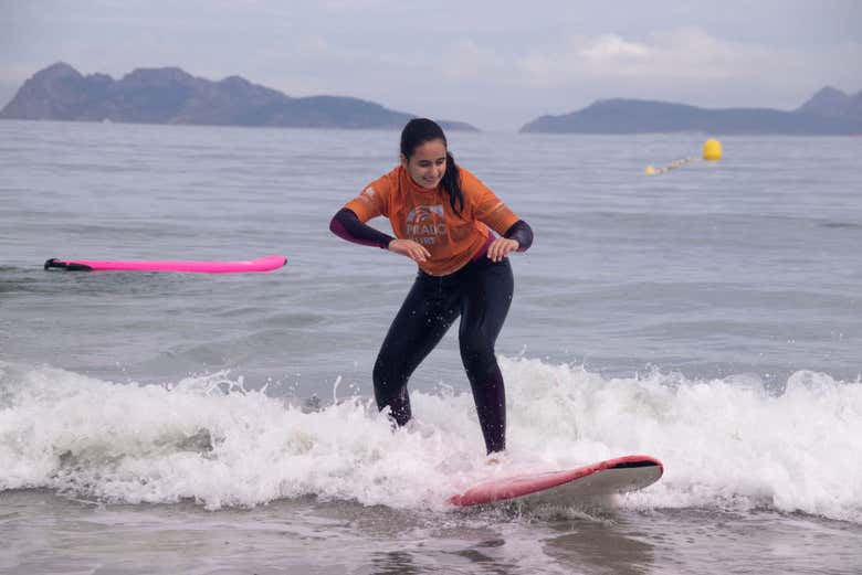 Ragazza fa surf a Bastiagueiro