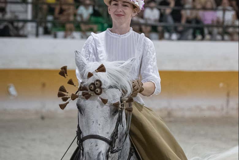 Una ragazza su un cavallo bianco