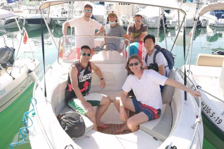 Un grupo de amigos en el barco