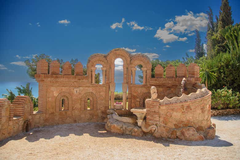 Disfrutando de la visita por el castillo de Colomares