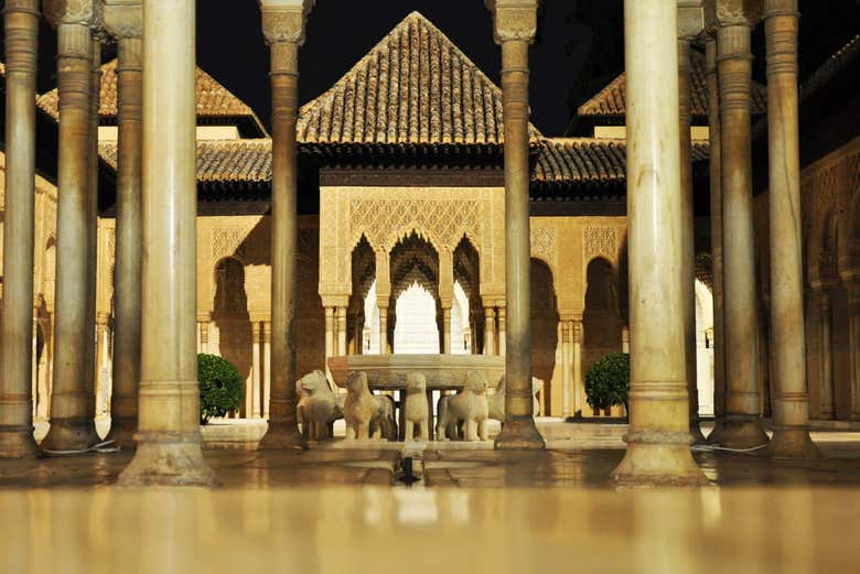 Visite de la cour aux Lions de l'Alhambra de Grenade