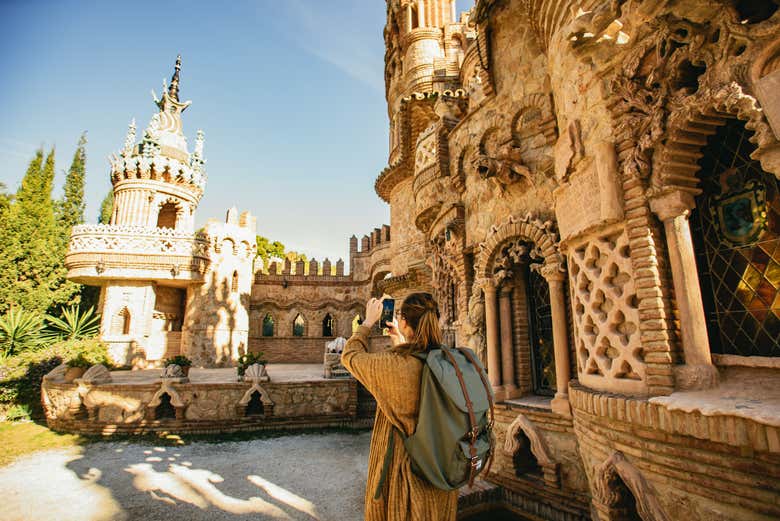 Una turista tomando fotos del castillo de Colomares