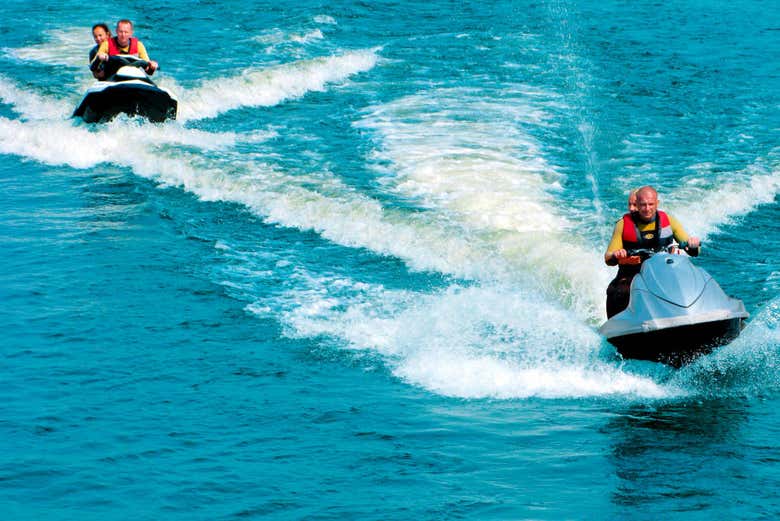 Conduciendo motos de agua en la bahía de Benidorm