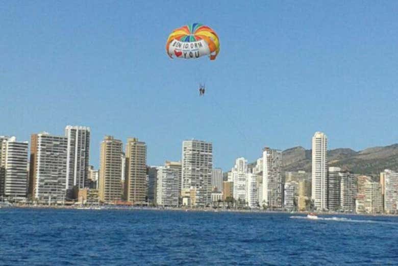 Benidorm a vista de parasailing