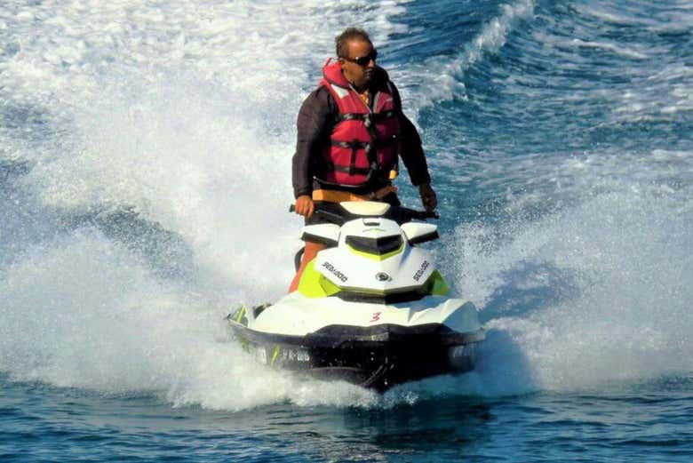 Disfrutando del tour en moto de agua