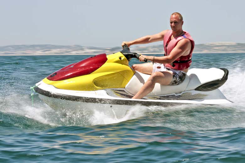 Disfrutando del pilotaje de la moto de agua