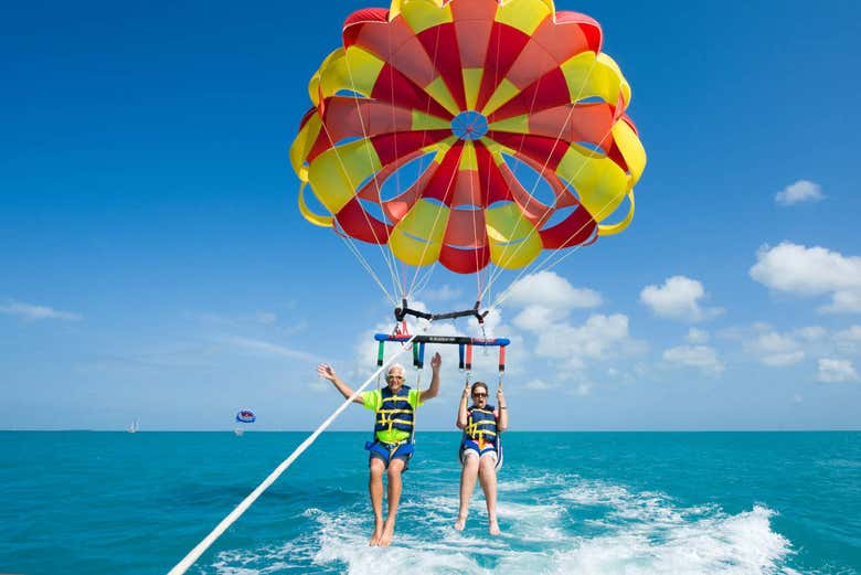 Diversión en parasailing por Benidorm