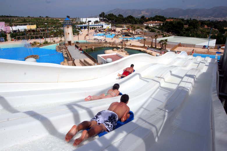 Un gran tobogán en Aqua Natura Benidorm