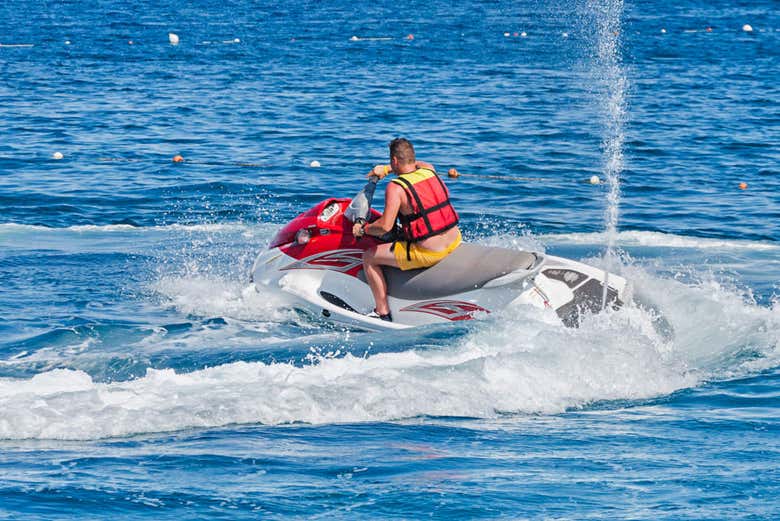Pilotando una moto d'acqua a Benidorm