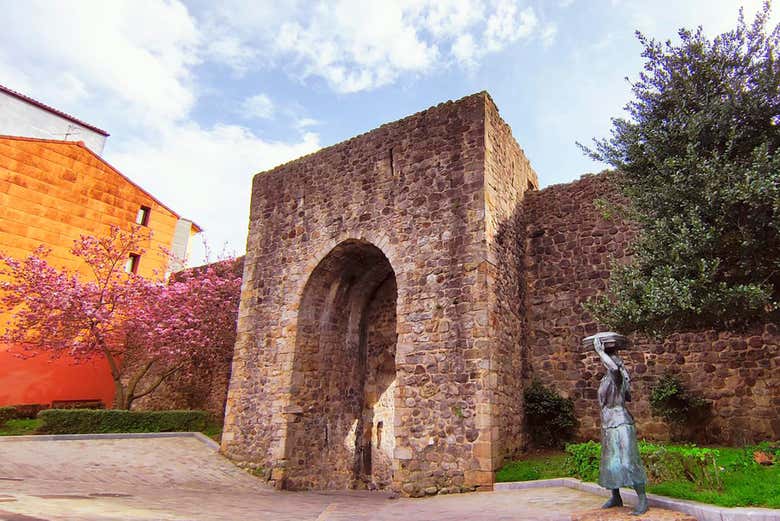 Passeando junto às ruínas da muralha medieval de Bermeo