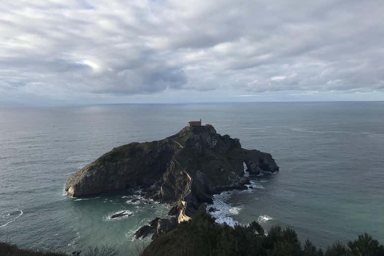 Vista de la isla de Gaztelugatxe desde el mirador