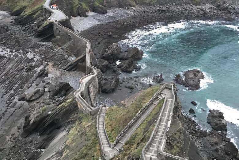 Le iconiche scale che conducono a San Juan de Gaztelugatxe