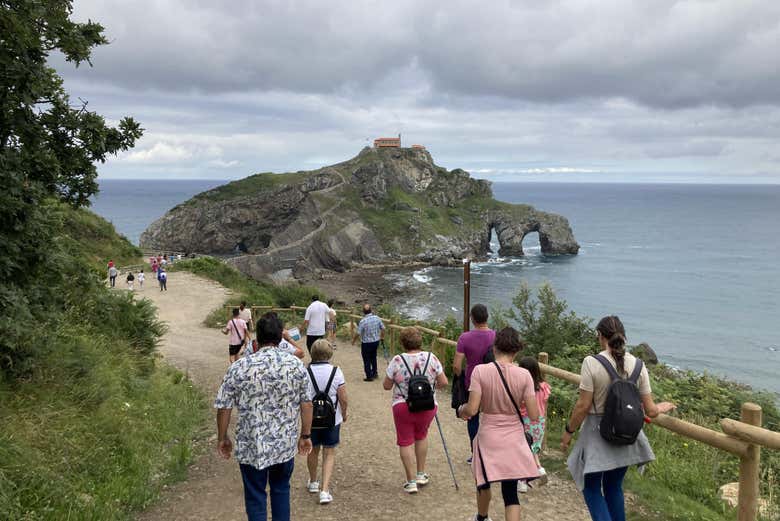 El grupo caminando hasta la ermita de San Juan de Gaztelugatxe
