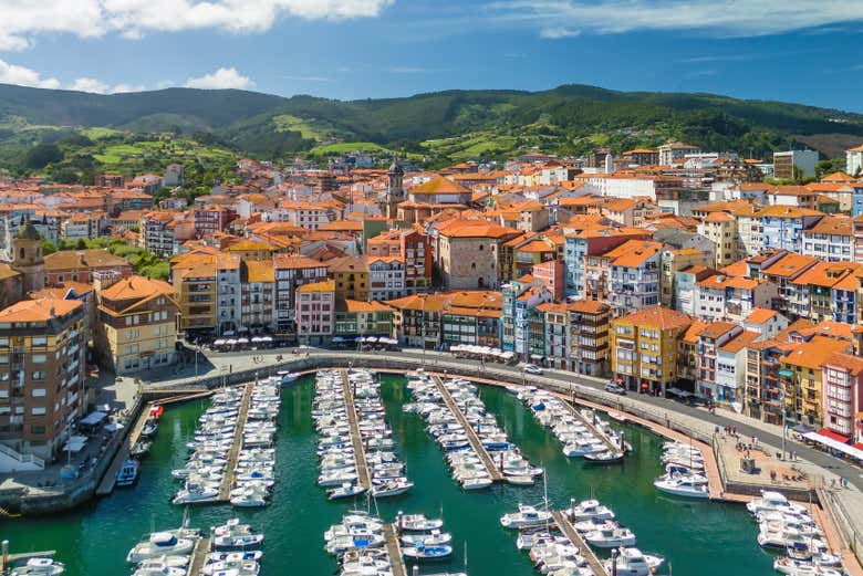 Panorâmica de Bermeo e seu porto pesqueiro