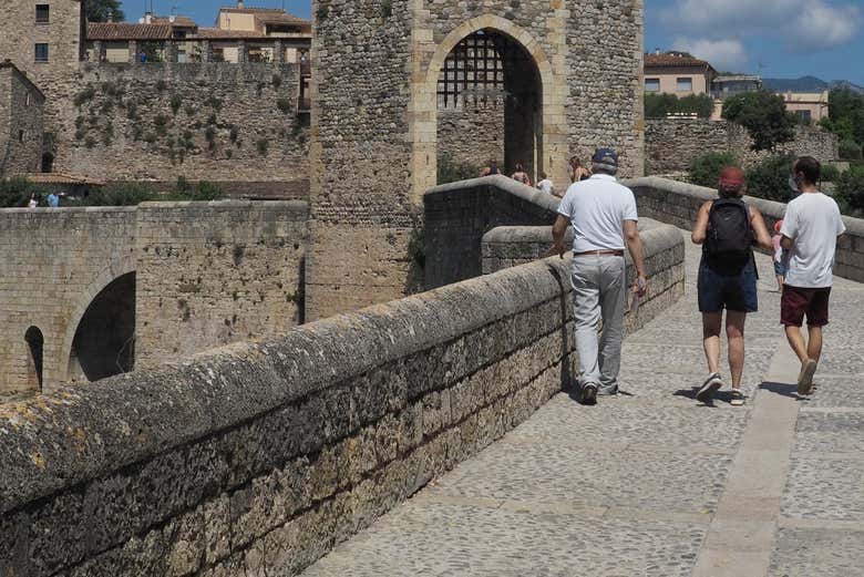 Sur le pont de Besalú