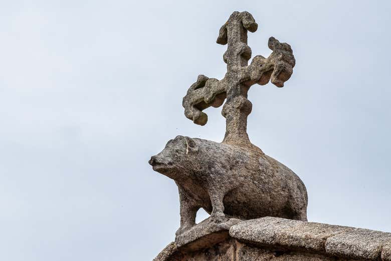 Una cruz y un jabalí