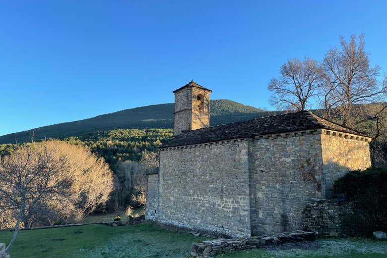 Antigua capilla en los pueblos fantasma de los Pirineos