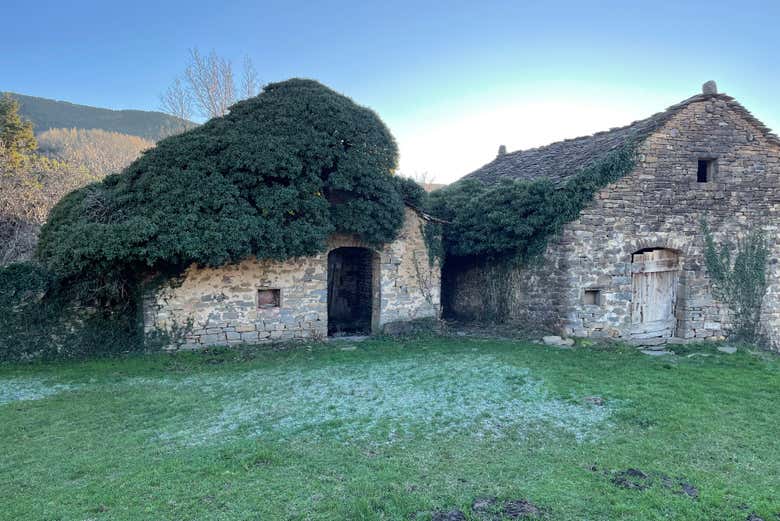Vestigios de casas en un pueblo deshabitado de los Pirineos