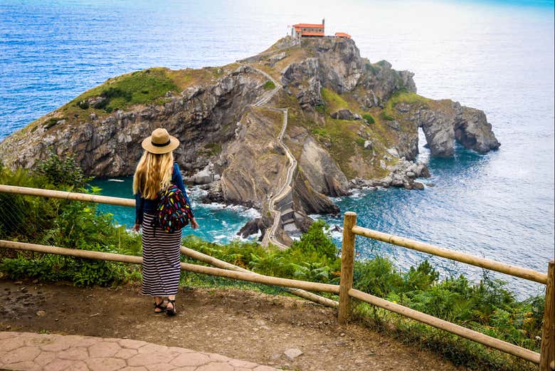 Admirando los paisajes de San Juan de Gaztelugatxe