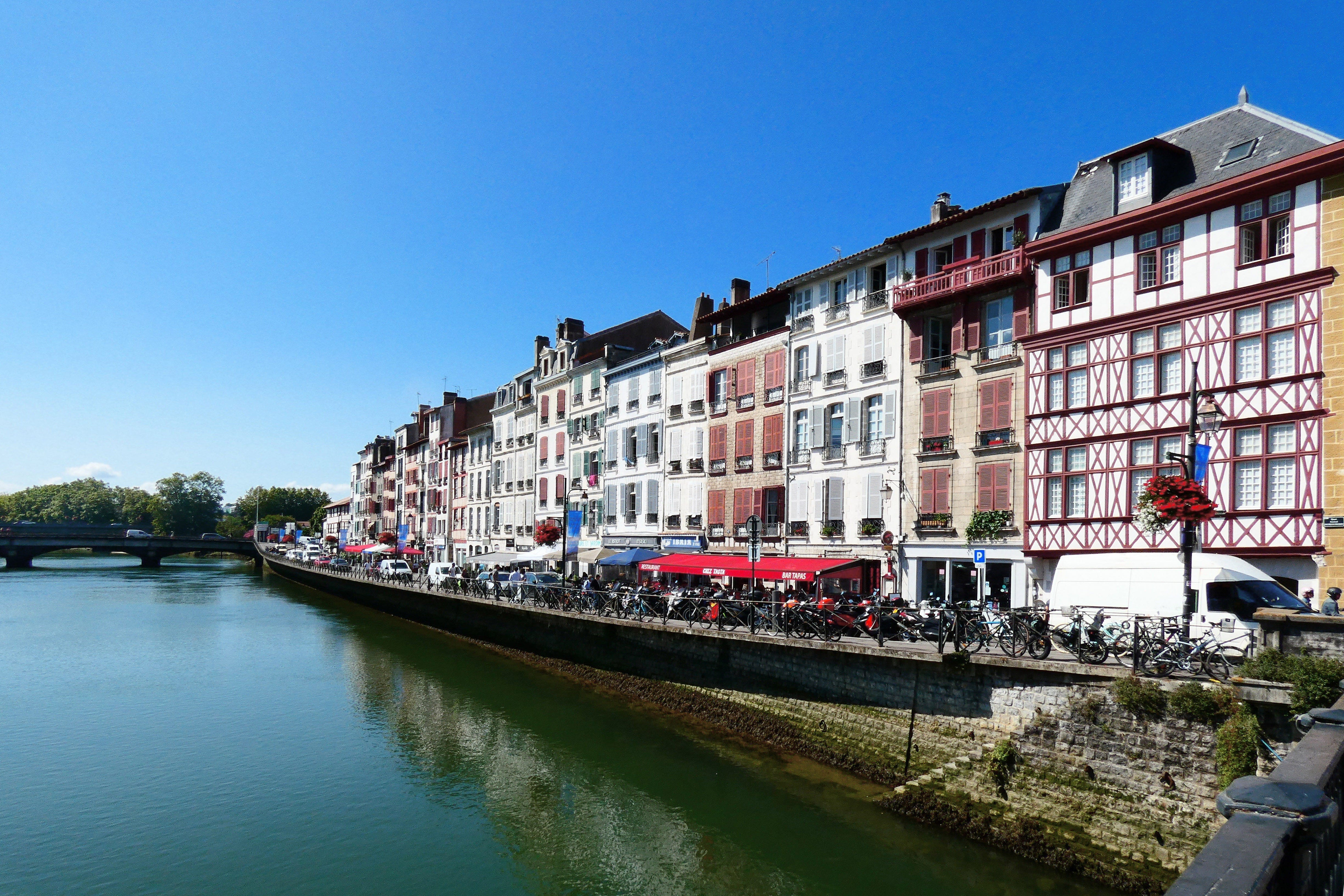 Casas a orillas de río Nive en Bayona