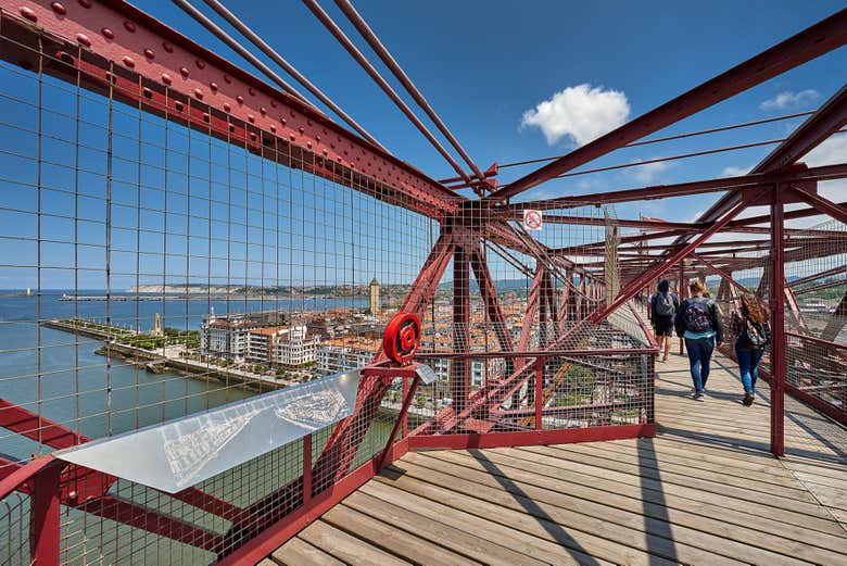 Cruzaremos a pie la pasarela del Puente Colgante de Bizkaia