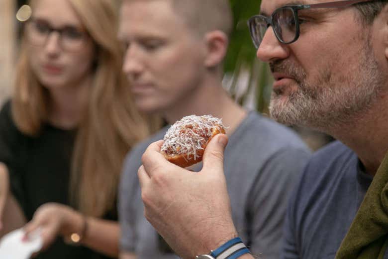 Degustando los famosos pinchos