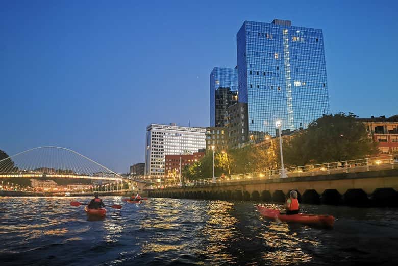 Itinerario serale in kayak a Bilbao