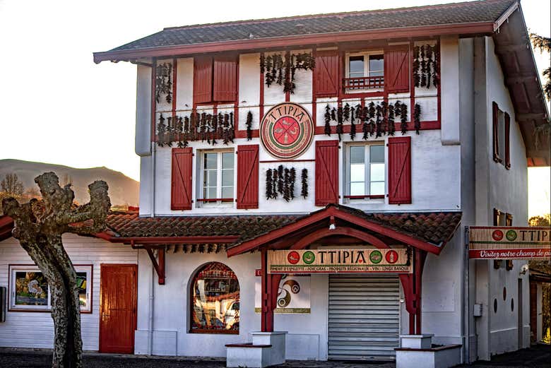 Veremos la preciosa arquitectura de Espelette