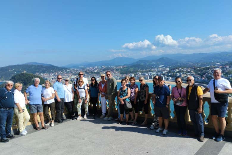 Clientes disfrutando de la vista panorámica de Donostia desde Ig