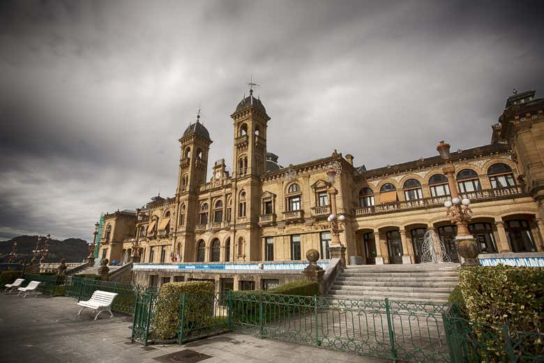 Admirando el Ayuntamiento de San Sebastián