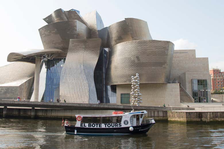 El barco pasando por el Guggenheim